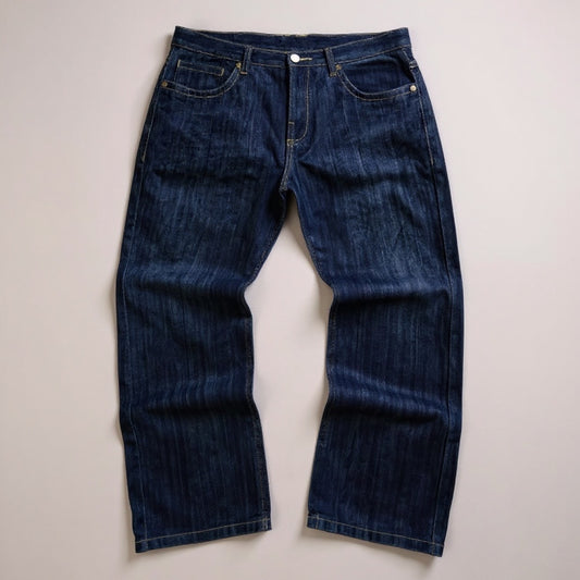 Jean “M” brodé à poches à rabat – coupe droite bleu brut (Taille FR 50)