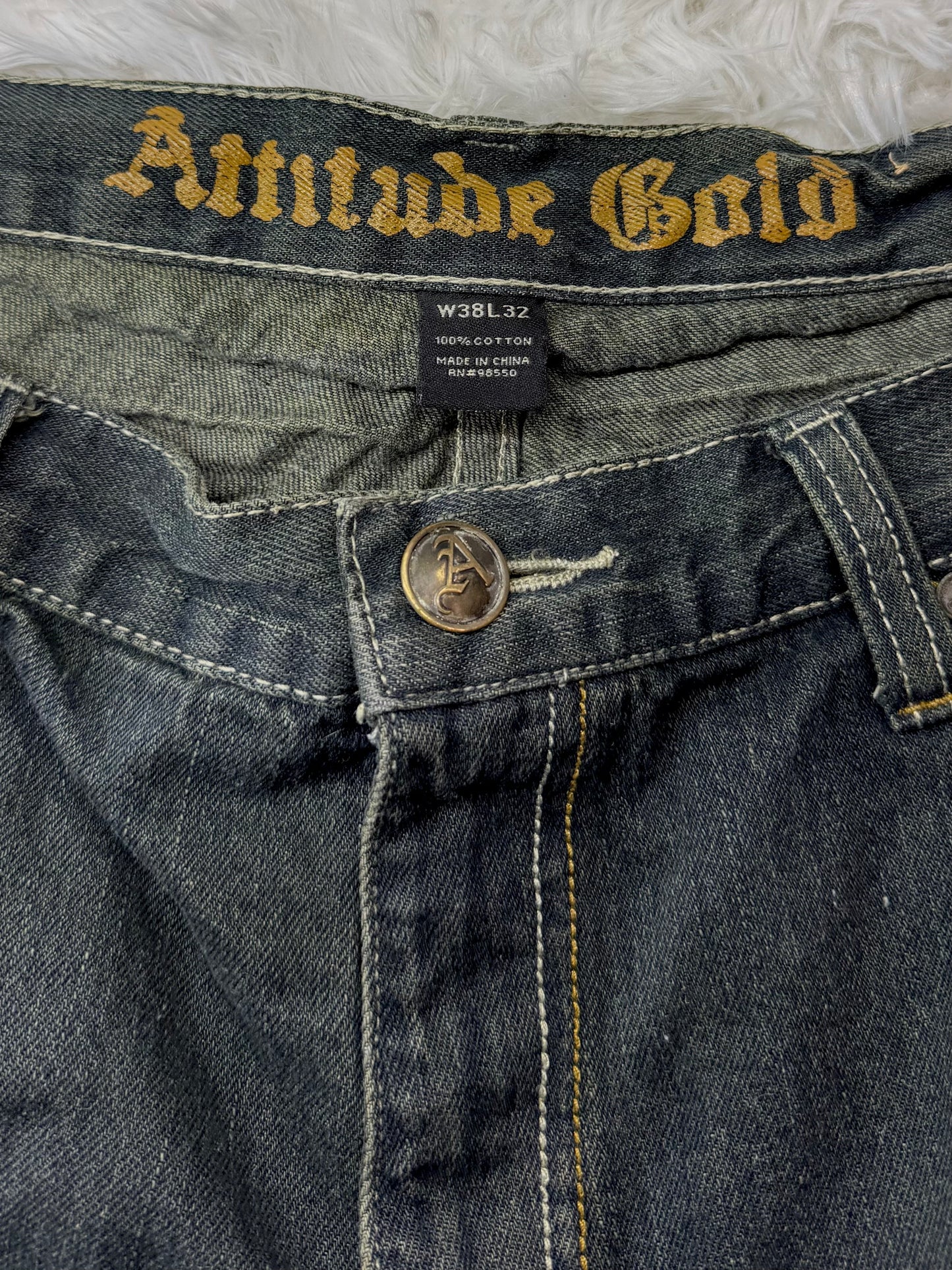 Jean “Attitude Gold” délavé à poches cloutées – coupe droite vintage Y2K (Taille FR 48)