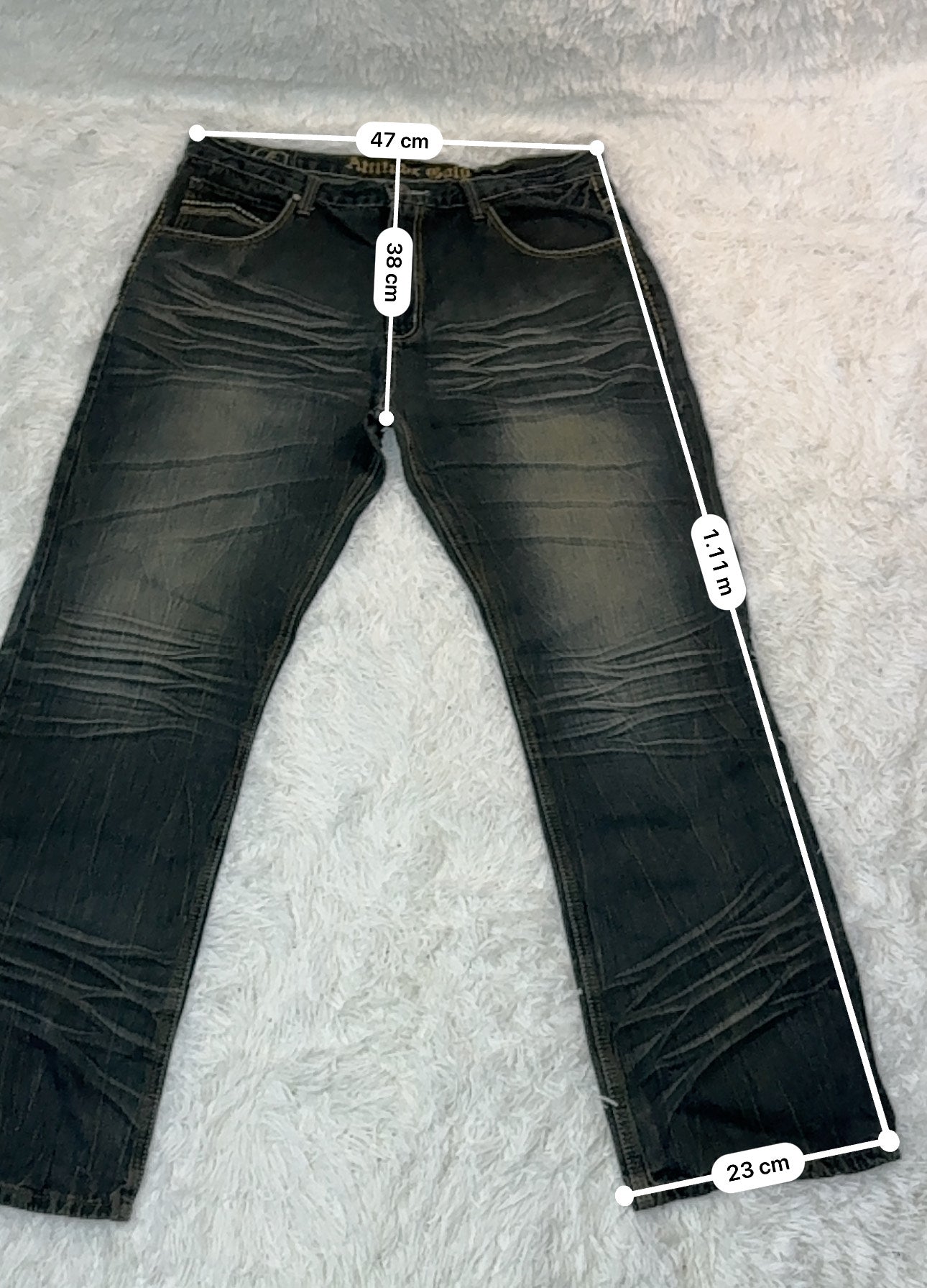 Jean “Attitude Gold” délavé à poches cloutées – coupe droite vintage Y2K (Taille FR 48)