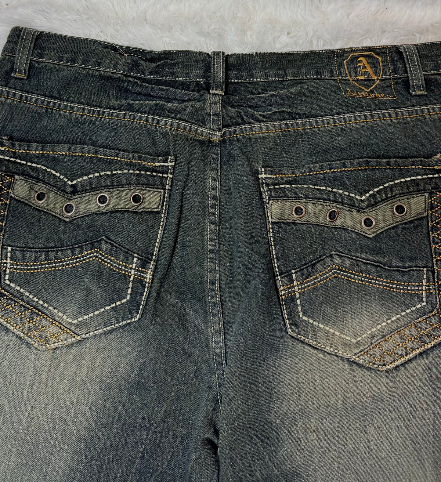 Jean “Attitude Gold” délavé à poches cloutées – coupe droite vintage Y2K (Taille FR 48)