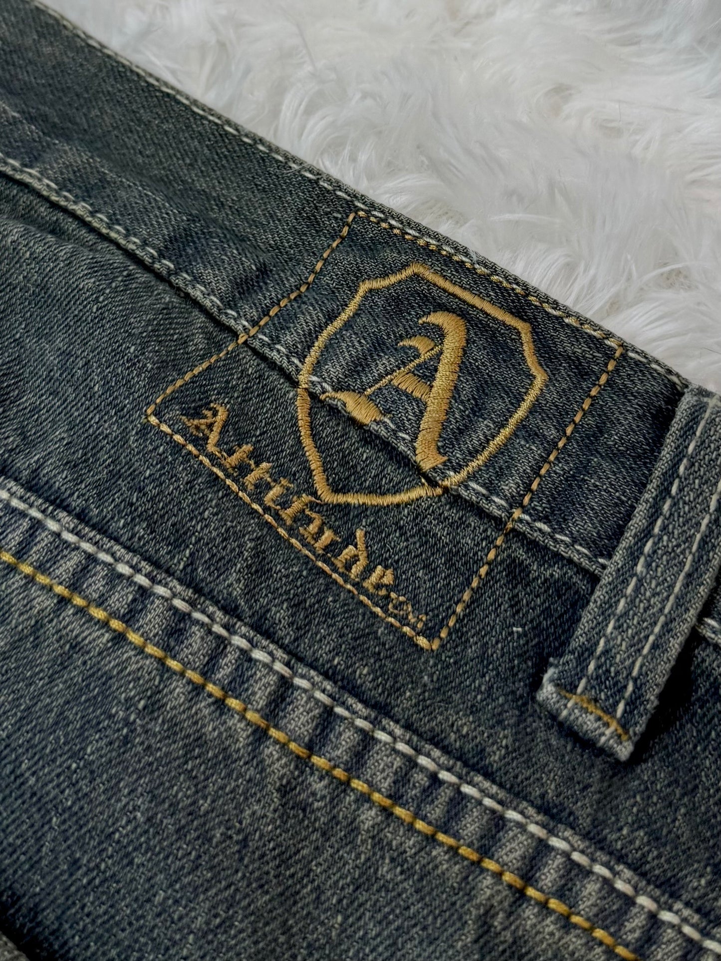 Jean “Attitude Gold” délavé à poches cloutées – coupe droite vintage Y2K (Taille FR 48)