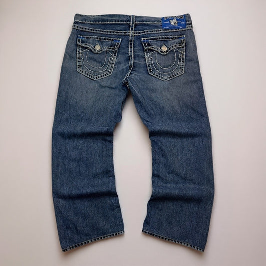 Jean True Religion “Ricky Super T” Made in USA – surpiqûres blanches épaisses (Taille FR 52)