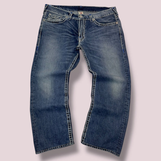 Jean True Religion “Ricky Super T” Made in USA – surpiqûres blanches épaisses (Taille FR 52)